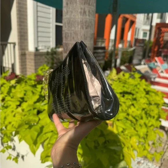 🛑 SOLD 🛑 Vintage Chanel Clutch with Clear Chain – Rare Black Vinyl Purse - Picture 6 of 14